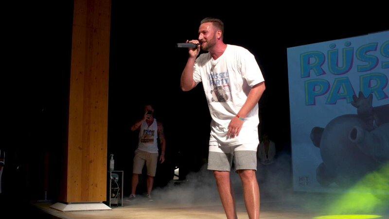 Sascha singt ein zweideutiges Lied beim Camping-Singwettbewerb. Wie reagieren die anderen? – Bild: RTLZWEI