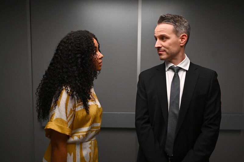 Imani (Féréba Koné) bringt Kilian (Marc Dumitru) ungewollt auf eine Idee, wie er sie für sich gewinnt. – Bild: RTL /​ Julia Feldhagen