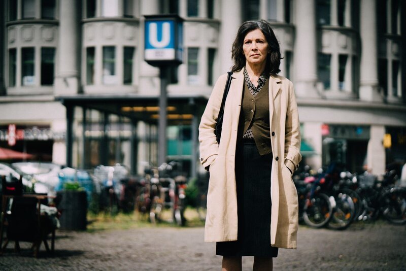 Freya Becker (Iris Berben) lebt zurückgezogen und allein in Berlin. Sie ist Protokollantin im LKA 1, zuständig für Vergehen am Menschen. – Bild: ZDF
