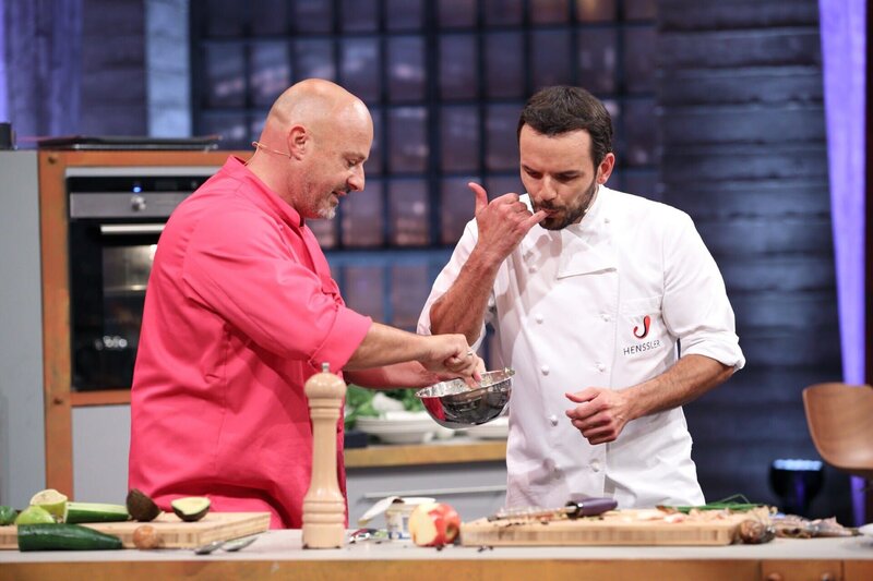 Detlef Steves ist heute zu Gast in der Sendung und unterstützt Seffen Henssler (r.).  Die Verwendung des sendungsbezogenen Materials ist nur mit dem Hinweis und Verlinkung auf TVNOW gestattet. – Bild: TVNOW /​ Frank W. Hempel