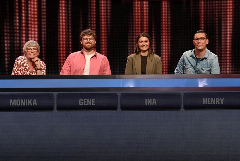 ARD GEFRAGT – GEJAGT FOLGE 895, „Alexander Bommes präsentiert beliebtes Quizformat“, am Mittwoch (20.08.25) um 18:00 Uhr im ERSTEN. Aufzeichnung zum ARD-Quiz „Gefragt-Gejagt“  Die Kandidaten (v.l.n.r. am Panel): Monika Bayer-Marks, Gene Büttner, Ina Blumberg, Henry Knütter. – Bild: ARD/​Uwe Ernst