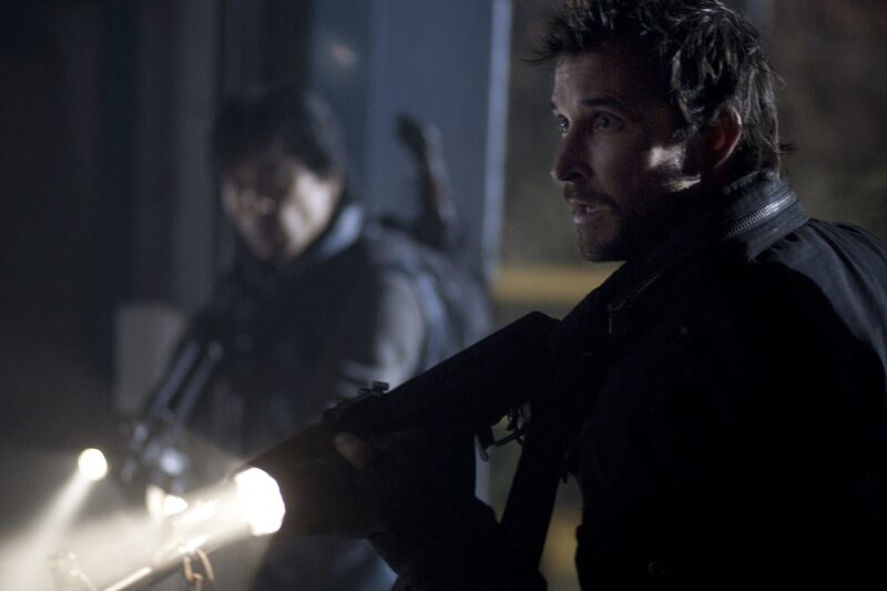 Im Kampf ums Überleben sind nicht nur die Aliens ihre Feinde: Tom (Noah Wyle, r.) und Dai (Peter Shinkoda, l.) … – Bild: TNT