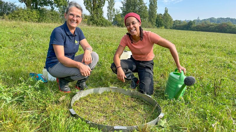 Bodenforscherin Roswitha (l.)  hilft Pia (r.) bei der Regenwurmsuche. – Bild: BR/​Text und Bild Medienproduktion GmbH