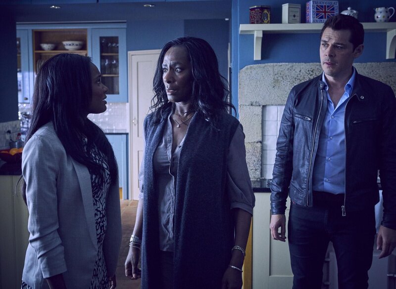 Leah WALKER (Jasmine Ashers), Jacqueline BOATSWAIN (Sarah Ashers), Kenny DOUGHTY (Sergent Aiden Healy) – Bild: ITV Studios