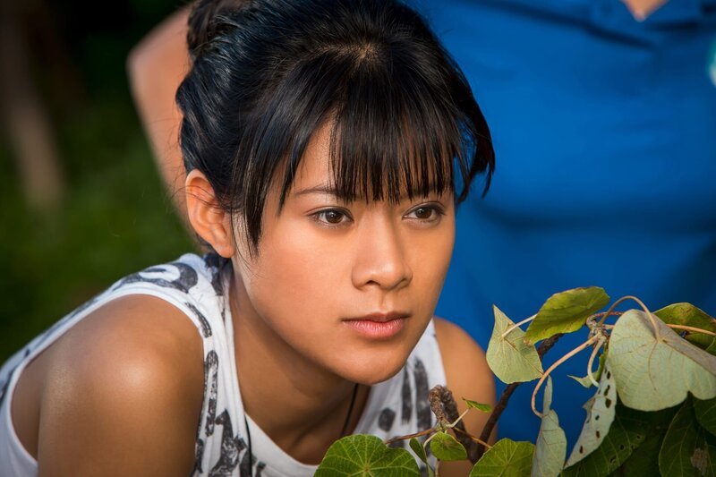Weilan (Lind Ngo) sucht nach der kleinen Meerjungfrauenschülerin Amaris, die in den Wald verschwunden ist. – Bild: ZDF/​Jonathan M. Shiff Prod./​Vince Valitutti