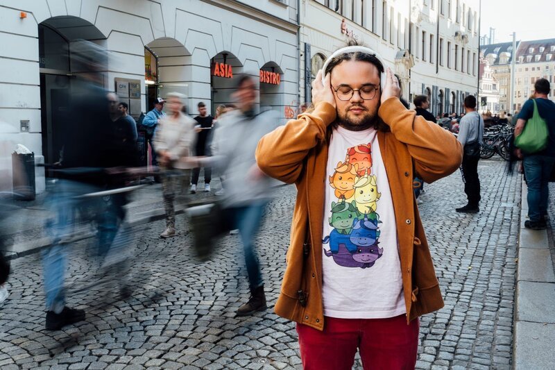 Aktuell befindet er sich Nico-Raphael (33) in der Diagnostik für eine Autismus-Spektrum-Störung. Für Nico ist diese Diagnose sehr wichtig, denn sie würde viele seiner Verhaltensweisen erklären. – Bild: 3sat