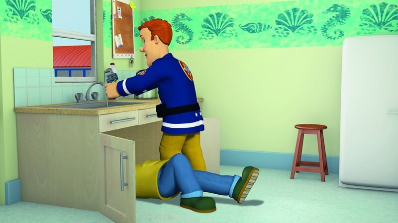 Feuerwehrmann Sam hilft seinem Bruder Charlie bei Reparaturarbeiten im Haus. – Bild: KiKA/​2011 Prism Art & Design Limited