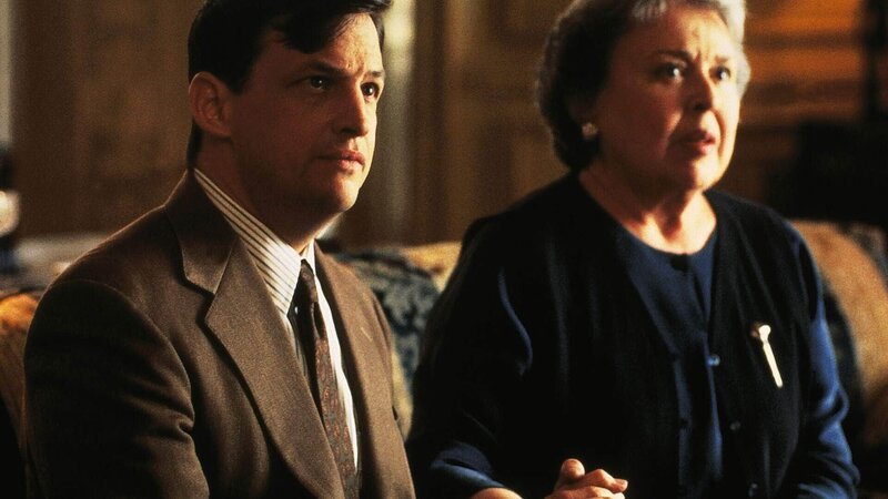 Peter (Peter Frechette), der zusammen mit seiner Mutter Elaine (Sada Thompson) eine Nahrungsmittelfirma leitet, wird des Mordes an seinem Bruder Edward verdächtigt … – Bild: TVNOW /​ NBC