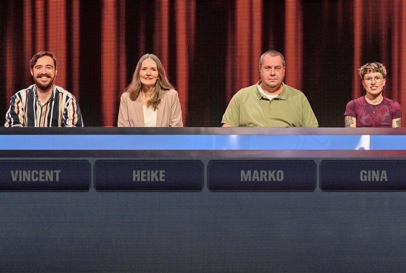 ARD GEFRAGT – GEJAGT FOLGE 886, „Alexander Bommes präsentiert beliebtes Quizformat“, am Donnerstag (07.08.25) um 18:00 Uhr im ERSTEN. Aufzeichnung zum ARD-Quiz „Gefragt-Gejagt“  Die Kandidaten (v.l.n.r. am Panel): Vincent Wener, Heike Horst, Marko Kuhn, Gina Rennett. – Bild: ARD/​Uwe Ernst