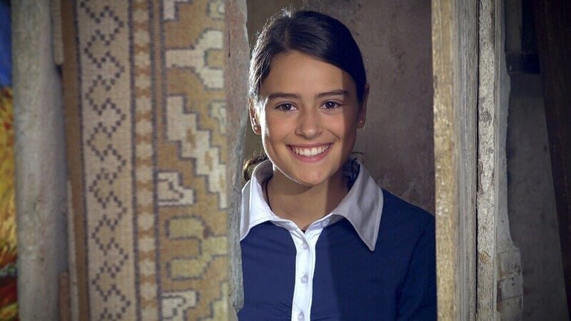Mia (Rosabell Laurenti Sellers) beobachtet Paula und Vincent aus dem Nebenraum im Gartenhaus. – Bild: ZDF/​Carlo Valentini