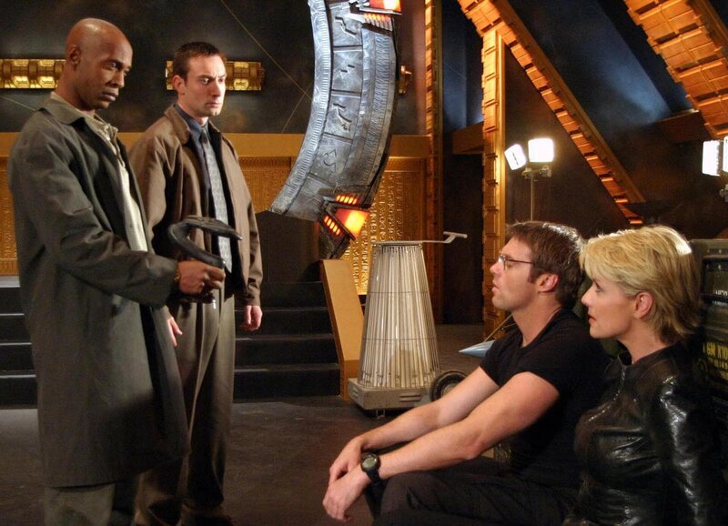 Daniel (Michael Shanks, 2ter re.) wollte Carter (Amanda Tapping, re.) retten. Doch wie auch Carter wird er von Hoskins (Peter Bryant, li.) und Jennings (Lucas Wolf, 2ter li.) überwältigt … – Bild: RTL II