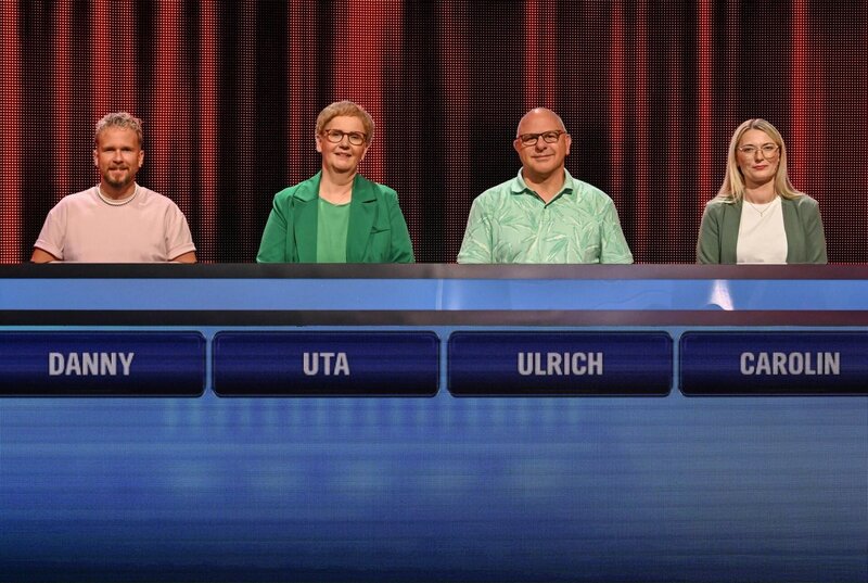 ARD GEFRAGT – GEJAGT FOLGE 902, „Alexander Bommes präsentiert beliebtes Quizformat“, am Freitag (29.08.25) um 18:00 Uhr im ERSTEN. Aufzeichnung zum ARD-Quiz „Gefragt-Gejagt“  Die Kandidaten (v.l.n.r. am Panel):  Danny Prescher, Uta Elb, Ulrich Urscgel, Carolin Grauenhorst. – Bild: ARD/​Uwe Ernst