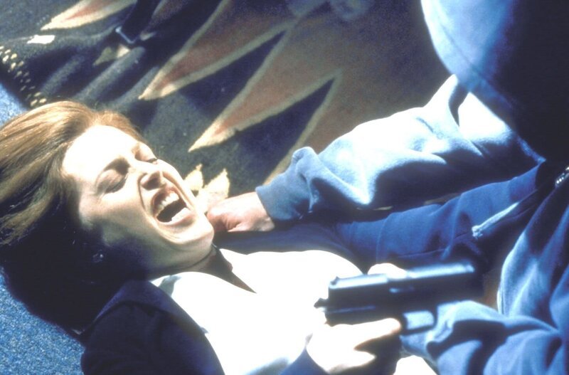 Scully (Gillian Anderson, l.), die in höchster Gefahr ist, kann sich kaum noch ihres Angreifers erwehren. – Bild: ProSieben MAXX