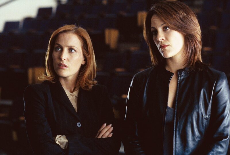 Als ein älteres Ehepaar offenbar Opfer eines satanischen Ritualmords wird, sind Dana Scully (Gillian Anderson, l.) und Monica Reyes (Annabeth Gish, r.) davon überzeugt, es mit einem von Dämonen besessenen Täter zu tun zu haben … – Bild: Twentieth Century Fox Film Corporation