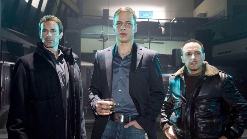 Chris (Gedeon Burkhard, li.) und Semir (Erdogan Atalay, re.) befragen Weiss (Tom Wlaschiha) über den Jeep. – Bild: MG RTL D /​ Guido Engels