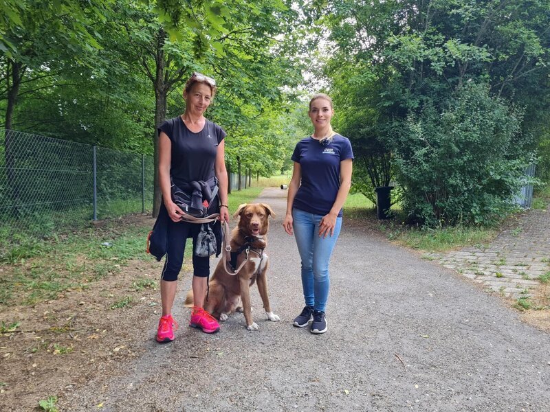 Daniela mit ihrem Hund Aleksi, Trainerin Sophie Grethe (r.). – Bild: RTL /​ Mina TV /​ Jana Züger