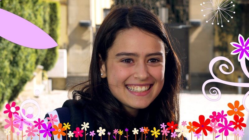 Mia (Rosabell Laurenti Sellers) ist glücklich über die erfolgreiche Spendensammlung. – Bild: ZDF/​Carlo Valentini