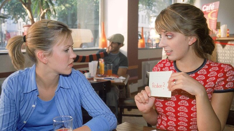 Claudia (Nora Binder, re.) hat bei Alex (Wolke Hegenbarth) Redeverbot und hält tatsächlich den Mund – verständigen kann sie sich natürlich trotzdem … – Bild: RTL /​ Guido Engels