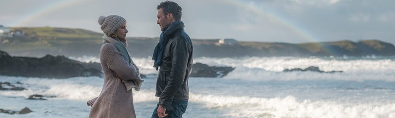 Sandra (Denise Zich) und Luke (Patrik Fichte) müssen sich eingestehen, dass sich aus ihrer anfänglichen Charade nun wahre Gefühle entwickelt haben. – Bild: ZDF/​JON AILES