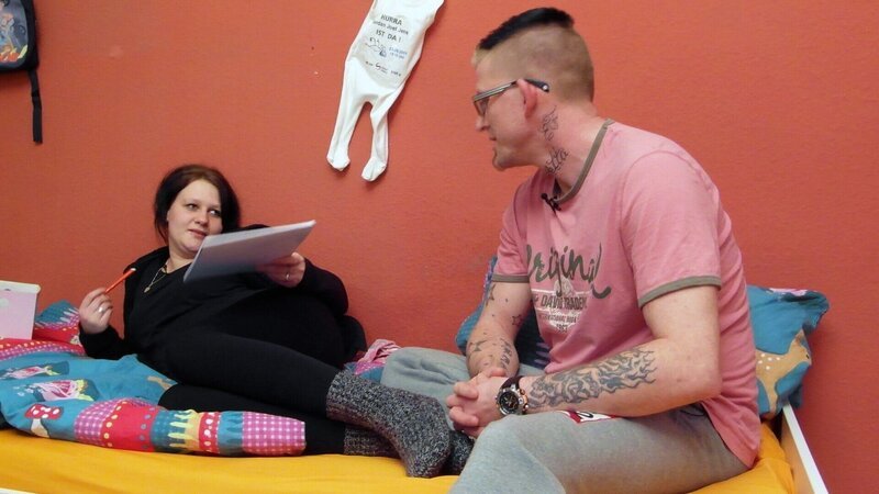 Tauschmutter Jaqueline (23) und Daniel (28) im Gespräch – Bild: RTL II