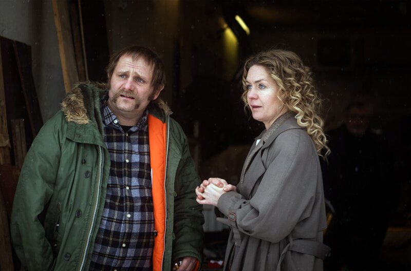 Harpa (Nína Dögg Filippusdóttir) bekommt ein Übernahme-Angebot für die Firma. Mitarbeiter Pétur (Reynir Pétur Ingvarsson) ist skeptisch. – Bild: Asgeir Helgi Thrastarson/​Vesturport