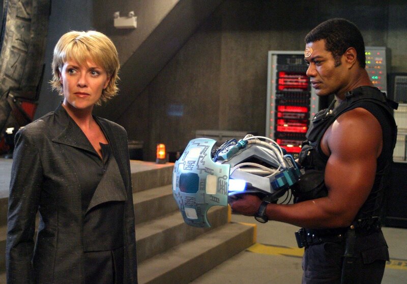 Teal’C (Christopher Judge, re.) hat den Replikant von Carter (Amanda Tapping, li.) immer im Auge, damit er, falls nötig, sie jederzeit eliminieren kann … – Bild: RTL II