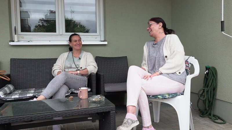 Beate (re.) könnte durch Ela endlich einen Job bekommen. – Bild: RTL Zwei