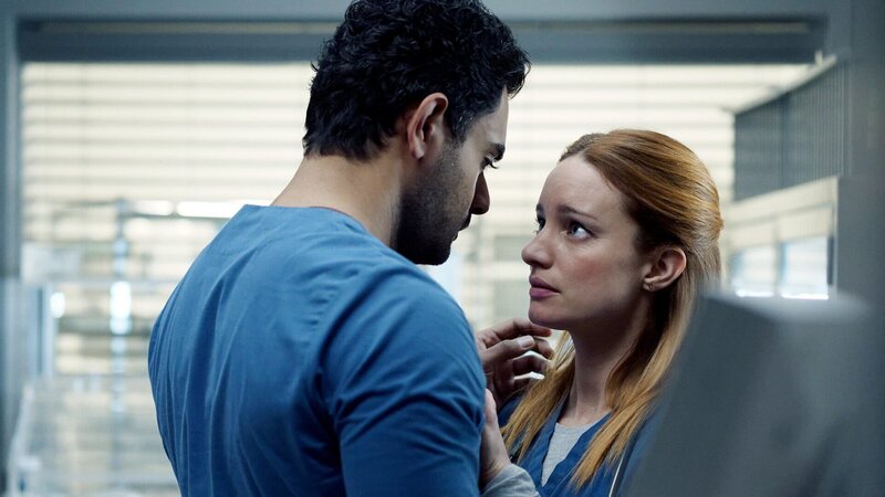 Intimer Moment: Hamza Haq als Bashir Hamed, Laurence Leboeuf als Magalie Leblanc – Bild: SRF/​2019 Sphere Media 2020 inc.