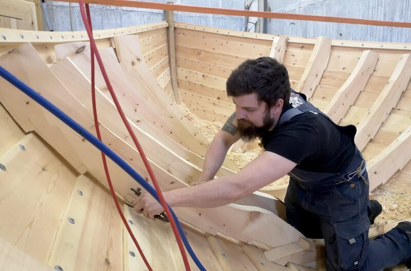 Der Bootsbauer Gudmundur Nordbud beim Bau des größten Bootes von den Färöer-Inseln – Bild: MedienKontor/​Friederike Schlumbom