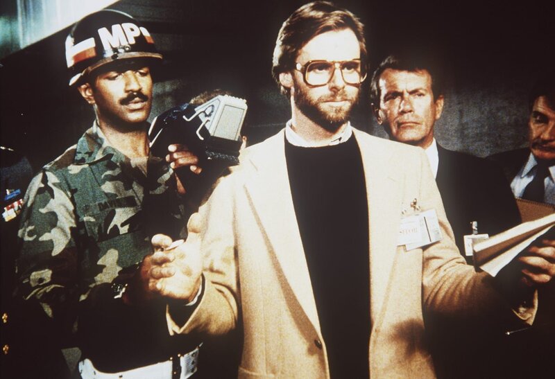 Der Journalist George Gunning (Robin Strand, M.) ahnt nicht, dass er von seinem Chef dazu benutzt wird, geheime Tritan-Vorräte ausfindig zu machen … – Bild: CBS Television