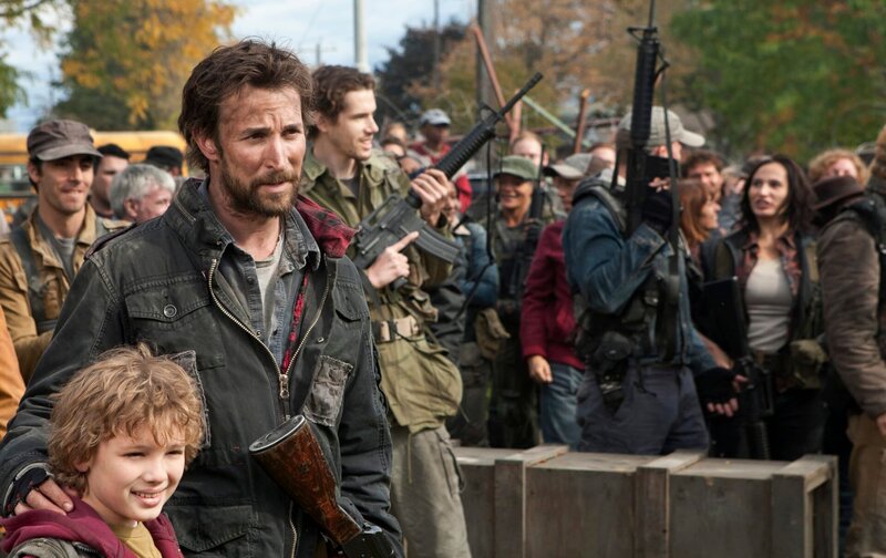 Geben den Kampf nicht auf: Tom (Noah Wyle, vorne 2.v.r.), Matt (Maxim Knight, vorne r.) und die restlichen Überlebenden … – Bild: Falling Skies: TM & 2011 TNT. A Time Warner Company. All rights reserved.