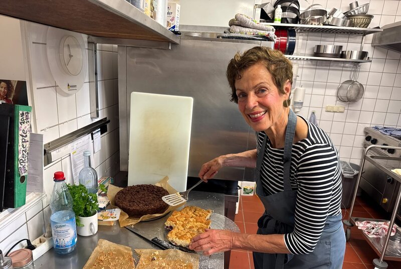 Bettina Klein schneidet den Kuchen an in ihrem Café ”Alte Schmiede" in Saal. – Bild: NDR/Tabea Schröder Bettina Klein schneidet den Kuchen an in ihrem Café ”Alte Schmiede" in Saal. – Bild: NDR/Tabea Schröder