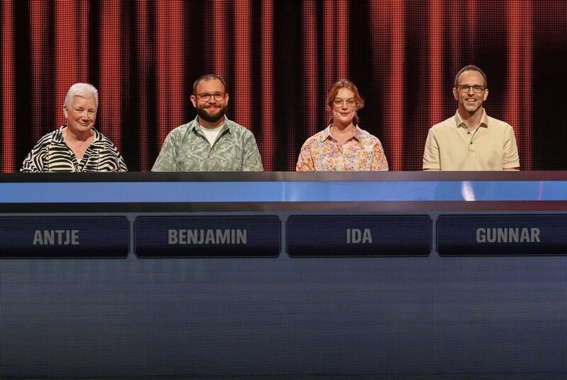 ARD GEFRAGT – GEJAGT FOLGE 888, „Alexander Bommes präsentiert beliebtes Quizformat“, am Montag (11.08.25) um 18:00 Uhr im ERSTEN. Aufzeichnung zum ARD-Quiz „Gefragt-Gejagt“  Die Kandidaten (v.l.n.r. am Panel): Antje Oestmann, Benjamin Groß, Ida Klein, Gunnar Hoff. – Bild: ARD/​Uwe Ernst