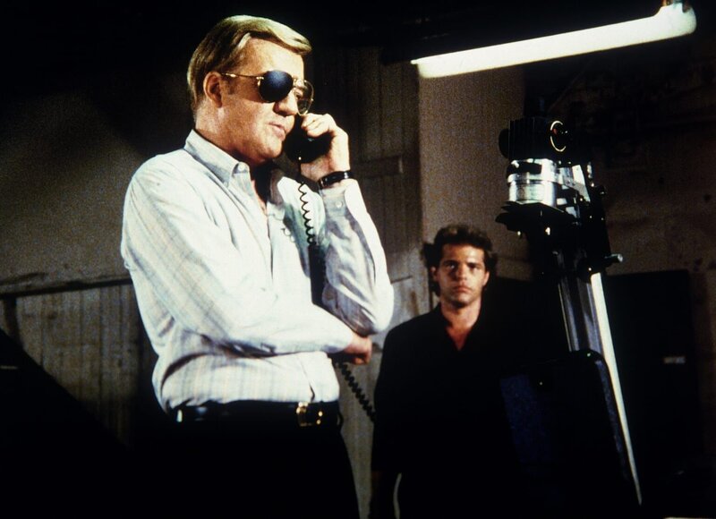 Rüstungsunternehmer Jake Williamson (Richard Herd, l.) und sein Helfer Dutch (MacKenzie Allen, r.) stehen in Kontakt mit Agenten der Sowjetunion, denn sie wollen denen einen Killersatelliten andrehen … – Bild: Sat.1 Gold