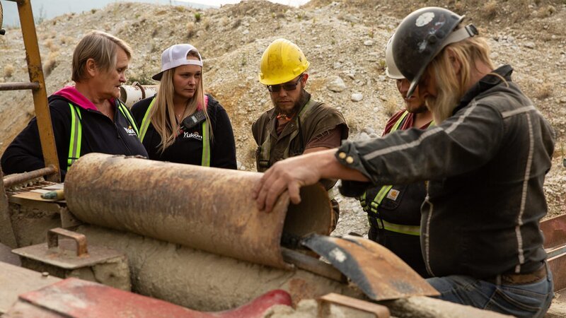 Minnie Beets, Monica Beets, Kevin Beets, Mike Beets and Tony Beets stood chatting around sluices – Bild: Warner Bros. Discovery