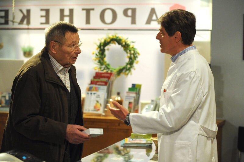 Alois lässt sich von Bamberger beraten. Von links: Alois Preissinger (Erich Hallhuber sen.) und Roland Bamberger (Horst Kummeth). – Bild: BR/​Marco Orlando Pichler