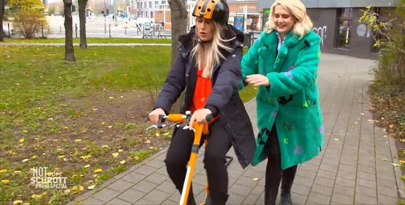 Sarah Knappik (r.) und Lena Selimi testen den „Strida“. – Bild: RTL /​ Hot oder Schrott – Promi Spezial