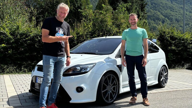 Rallye-Experte Niki Schelle testet drei besondere Gebrauchtwagen: den Ford Focus RS, den Subaru WRX STi und Mitsubishi Lancer Evolution iX. – Bild: RTLZWEI Rallye-Experte Niki Schelle testet drei besondere Gebrauchtwagen: den Ford Focus RS, den Subaru WRX STi und Mitsubishi Lancer Evolution iX. – Bild: RTLZWEI