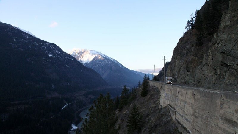 The Coquihalla is one of the most treacherous major highways in the world. Rising through the steep mountains passes in British Columbia, it is a gauntlet of brutal weather and white knuckle driving. The „Coq“ is also the main artery between east and west, with thousands of semis crossing every day. Many don’t make it. Jamie Davis Heavy Rescue has the daunting job of clearing these wrecks to keep the highway open. Closure in not an option. For Jamie and his colorful crew, winter season is a non-stop onslaught of tangled semis, blistering weather and stressful conditions that would push any man to the breaking point. – Bild: port.hu