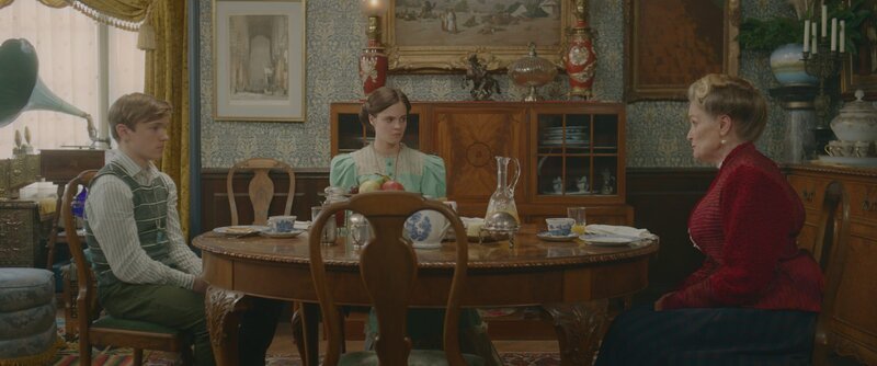 Großmutter (Estrid Barton, r.) meint es ernst mit der Erziehung ihrer Enkelkinder Henry (Frankie Minchella, l.) und Theodosia (Eloise Little, M.). Los geht es mit Theos neuem Outfit! – Bild: ZDF/​Cottonwood Media/​ZDF Studios