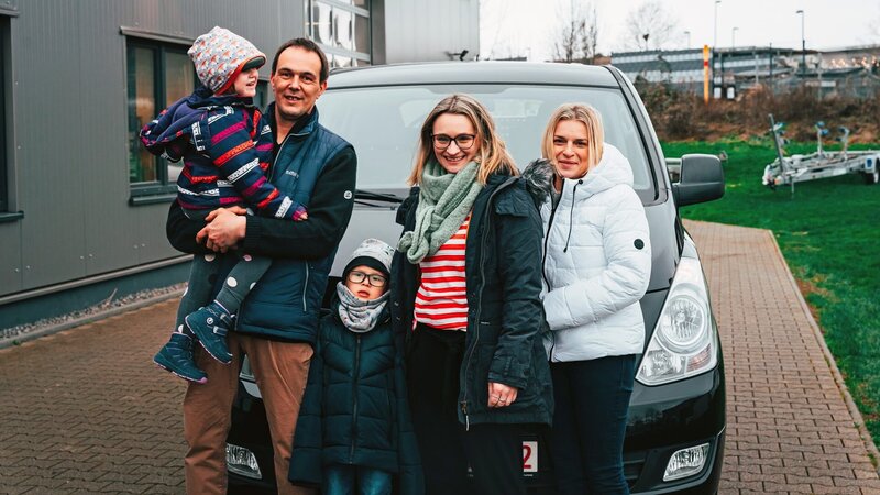 Ina (5) hat einen seltenen Gendefekt und ist auf einen Therapiestuhl und regelmäßige Arzt- und Therapiebesuche angewiesen. Die Familie braucht dringend einen Transporter mit Rampe. Wird Expertin Karola Becker (re.) helfen können? – Bild: RTLZWEI