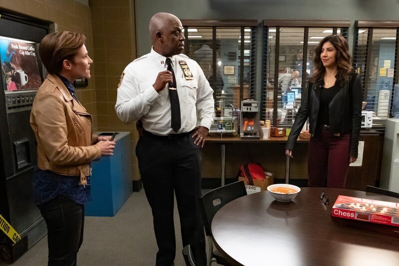 (v.l.n.r.) Jocelyn (Cameron Esposito); Captain Ray Holt (André Braugher); Rosa Diaz (Stephanie Beatriz) – Bild: 2019 UNIVERSAL TELEVISION LLC. All rights reserved. /​ Vivian Zink Lizenzbild frei