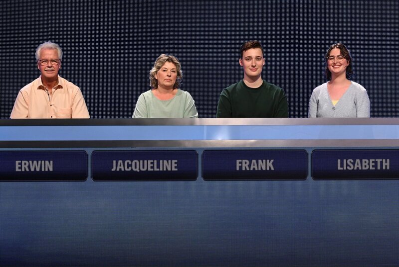 ARD GEFRAGT – GEJAGT FOLGE 891, „Alexander Bommes präsentiert beliebtes Quizformat“, am Donnerstag (14.08.25) um 18:00 Uhr im ERSTEN. Aufzeichnung zum ARD-Quiz „Gefragt-Gejagt“ Die Kandidaten (v.l.n.r. am Panel): Erwin Puscharsky, Jacqueline Jöhnk, Frank Taubert, Lisbeth Drewler. – Bild: ARD/​Uwe Ernst