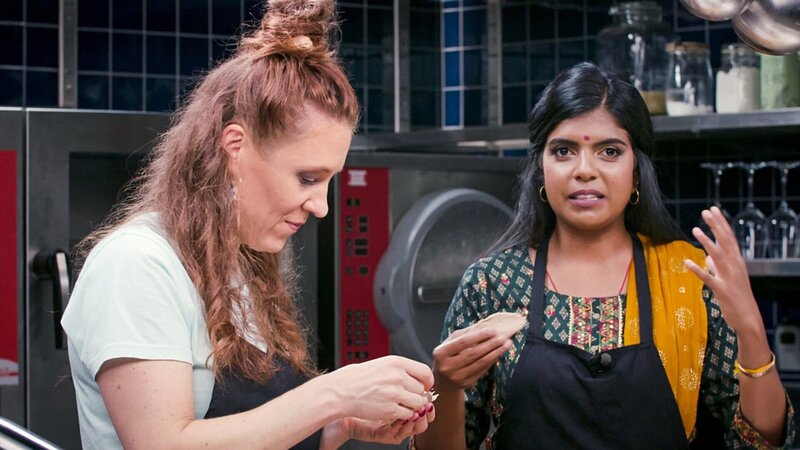 Fromme Törtchen Kozhukkattai: Laavanja Sinnadurai (r.) und Nicole Freudiger in der Backküche. – Bild: SRF