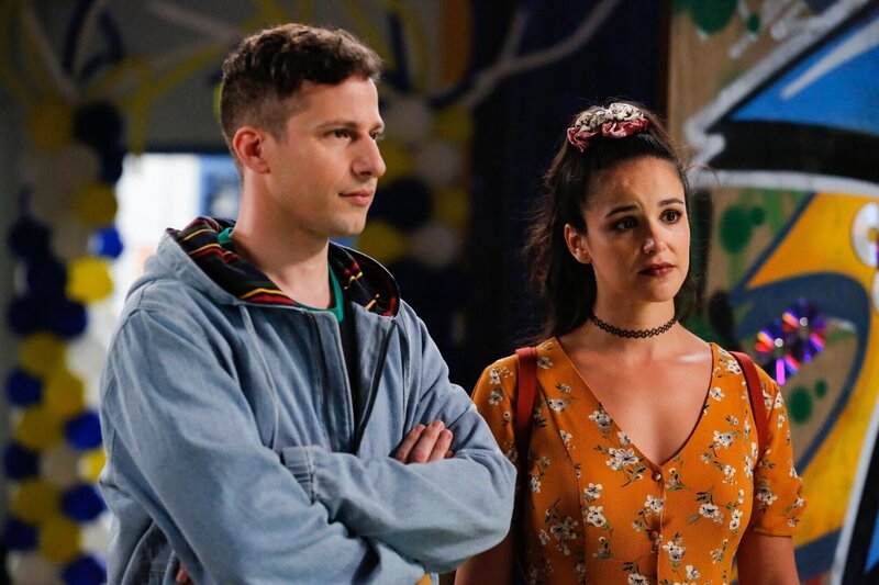 Jake Peralta (Andy Samberg, l.); Amy Santiago (Melissa Fumero, r.) – Bild: 2019 UNIVERSAL TELEVISION LLC. All rights reserved. /​ Vivian Zink Lizenzbild frei