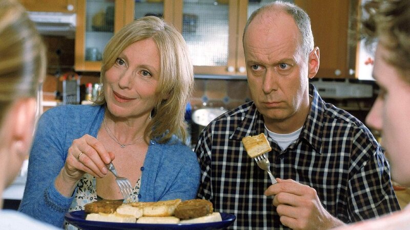 Anke (Maren Kroymann) versucht vergeblich ihrer Familie (li. Wolke Hegenbarth, re. Frederik Hunschede, 2.v.re. Gottfried Vollmer) ihre Tofuhäppchen schmackhaft zu machen. – Bild: RTL /​ Guido Engels