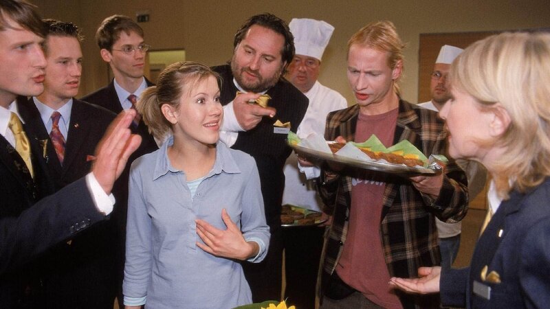 Alle Hotelangestellten halten Alex (Wolke Hegenbarth, Mi.) für ihre Mutter Anke und brummen ihr die Verantwortung für die Organisation der Preisverleihung auf … – Bild: RTL /​ Guido Engels