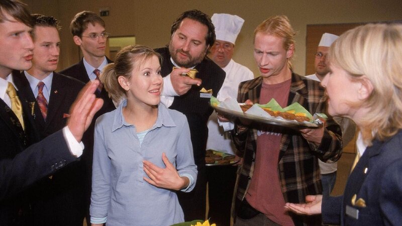 Alle Hotelangestellten halten Alex (Wolke Hegenbarth, Mi.) für ihre Mutter Anke und brummen ihr die Verantwortung für die Organisation der Preisverleihung auf … – Bild: RTL /​ Guido Engels