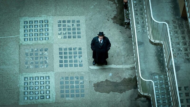 Maigret (Gérard Depardieu) auf der Suche nach dem Wohnort der unbekannten Toten. – Bild: ZDF und Pascal Chantier