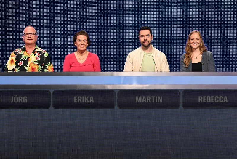 ARD GEFRAGT – GEJAGT FOLGE 896, „Alexander Bommes präsentiert beliebtes Quizformat“, am Donnerstag (21.08.25) um 18:00 Uhr im ERSTEN. Aufzeichnung zum ARD-Quiz „Gefragt-Gejagt“ Die Kandidaten (v.l.n.r. am Panel): Jörg Nießner, Erika Beck, Martin Redel, Rebecca Winter. – Bild: ARD/​Uwe Ernst